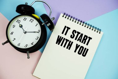 Not defterine yazılan ve alarmlı saatin düz olduğu 