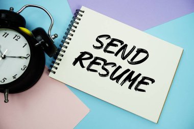 Not defterinde yazılan metni alarm saati düz olarak çok renkli pastel arka planda yatarak gönder