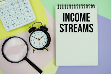 Gelir akışı metni hesap makinesi, alarm saati ve büyüteçle birlikte