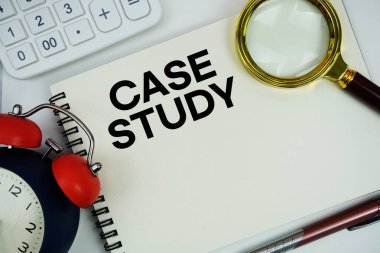 Alarm saati, büyüteç ve beyaz arkaplanda hesap makinesi ile not defterine yazılmış vaka çalışması metni