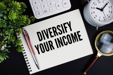 Geçim metninizi alarm saati, büyüteç ve siyah arkaplan üzerinde hesap makinesi ile not defterine yazın