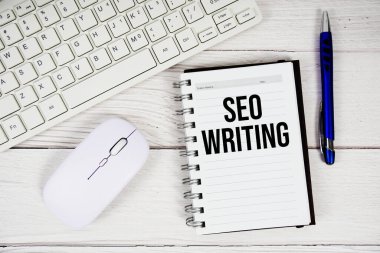 Organda klavye ve kablosuz fare olan SEO yazma metni