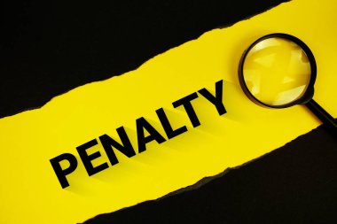 Siyah kağıt yırtılmış ve büyüteçle sarı üzerine ceza metni