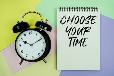 Not defterinde yazdığınız zaman metninizi ve alarm saatinizi Pastel arkaplanda seçin