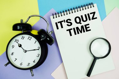 Not defterine Pastel arka planda alarmlı Quiz Time metni.