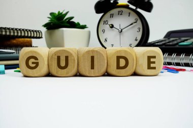 Beyaz arkaplanda alarm saati ve hesap makineli GuIDE alfabesi harfleri