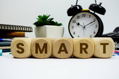 Beyaz zemin üzerinde alarm saati ve hesap makinesi olan akıllı alfabe harfleri