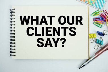 Müşterilerimiz ne diyor? beyaz arkaplan üzerinde düz kırtasiye ile not defteri üzerine yazılmış metin iletisi