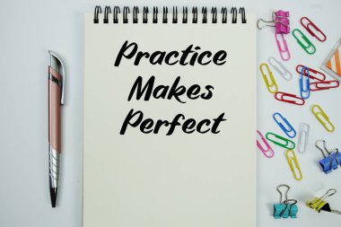 Pratik Not Defterine Mükemmel Metin Mesajı Yazdırır Kırtasiye düzlüğü beyaz arkaplan üzerinde uzanır