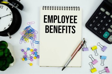 Hesap makinesi ve alarm saati ile not defterine yazılan İşçi Yararları metni