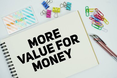 Not defterine beyaz arkaplan üzerinde düz kırtasiye ile yazılmış Para için Daha Değerli metin iletisi