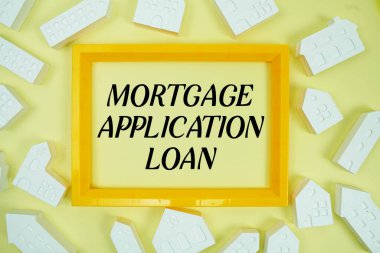 Sarı arkaplanda ev modelleri olan ipotek uygulaması kredisi metni