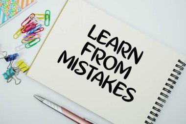 Not defterinde beyaz zemin üzerinde kırtasiye düzlüğü bulunan hatalardan ders al