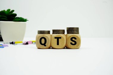 Tahta bloklu bozuk para yığını Soru Mark Finansal kavramı