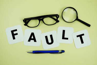 Sarı zemin üzerinde büyüteç, gözlük ve kalem olan hatalı alfabe harfleri