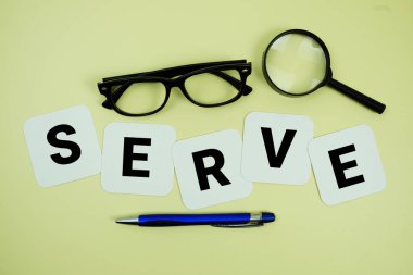 Sarı zemin üzerinde büyüteç, gözlük ve kalem bulunan servis harfleri.