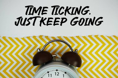 Zaman işliyor. Sarı simge arkaplanında alarm saati olan kağıda yazmaya devam et.