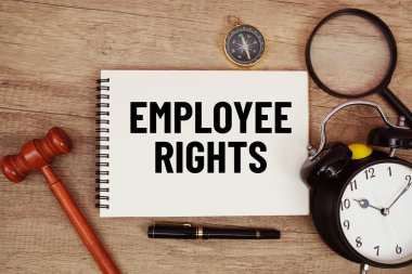 Çalışan Hakları mesajı alarm saati, ahşap tokmak ve büyüteç düz yatıyordu ahşap zemin üzerinde