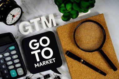 GTM - Hesap makinesi, alarm saati ve büyüteç, iş konsepti arka planı