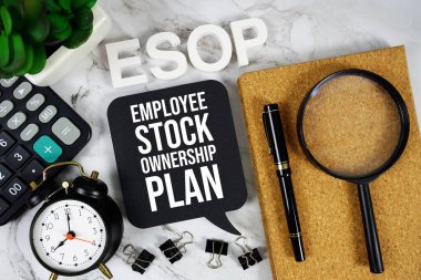 ESOP - Hesap makinesi, alarm saati ve büyüteç, İş ve Mali konsept arka planına sahip Personel Seçeneği Kısaltma Planı