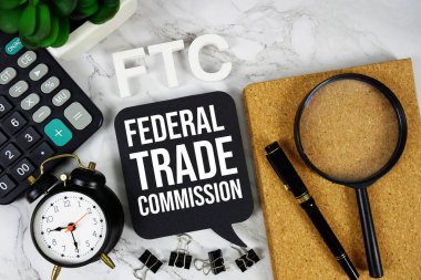FTC - Hesap makinesi, alarm saati ve büyüteç ile Federal Ticaret Komisyonu kısaltması, iş konsepti geçmişi