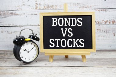 Tahtaya yazılmış tahtalara karşı tahtalar ve ahşap zemin üzerindeki çalar saat