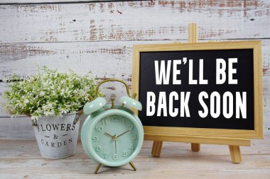 Tahtaya, ahşap arka planda çalar saat yazılı bir mesaj yazacağız.