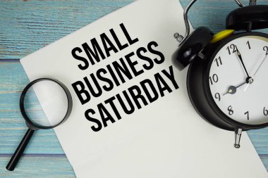 Üzerinde alarm saati, hesap makinesi ve büyüteçle 