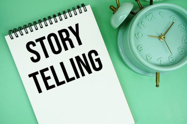 Alarm saati düz yeşil arkaplanda duran hikaye anlatma metni