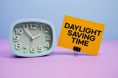 Mavi ve mor arkaplanda Gün Işığı Tasarruf Zamanı metin ve alarm saati