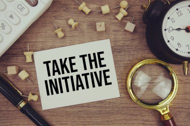 Not defterine kalem, alarm saati, büyüteç ve ahşap zemin üzerinde hesap makinesi ile yazılmış Girişim metnini al