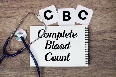 Tahta zeminde steteskop ile not defterine yazılmış Kan Sayımı metni