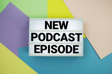 Işıkkutusundaki yeni Podcast metin renkli pastel arkaplan üzerinde yatıyordu