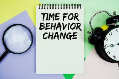 Davranış Zamanı Not defterine yazılan metni pastel arkaplanda alarmlı saat ile değiştir