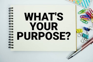 Amacın ne? beyaz arkaplan üzerinde düz kırtasiye ile not defteri üzerine yazılmış metin iletisi