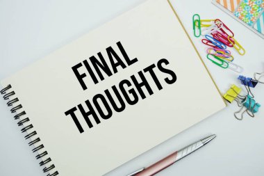 Son Düşünceler beyaz zemin üzerinde yatıyordu kırtasiye düz not defteri üzerine yazılmış metin iletisi