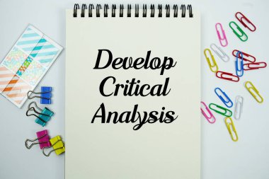 Eleştirel Analiz metnini not defterinde beyaz arkaplan üzerinde düz kırtasiye ile yazılmış olarak geliştir