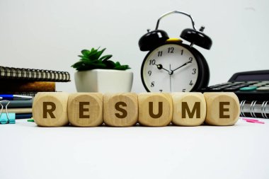 Alarm saati ve hesap makineli alfabe harflerini beyaz arkaplanda özetle