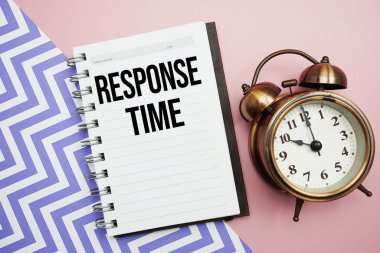 Alarm saati ile not defterine yazılan yanıt süresi metni