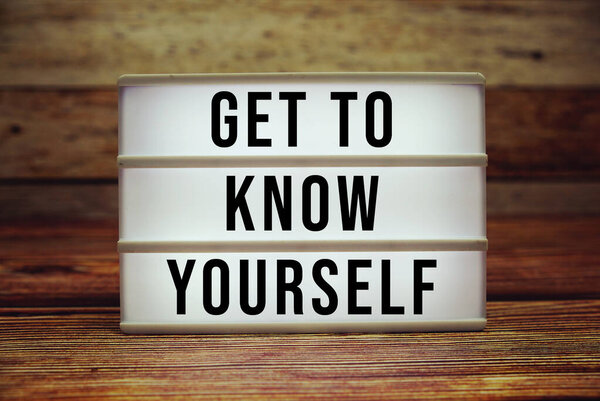 Lightbox с текстом "Get To Know Yourself" на деревянном фоне
