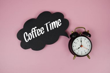 Kahve Zamanı metni pembe arkaplanda çalar saat ile konuşma balonu üzerine