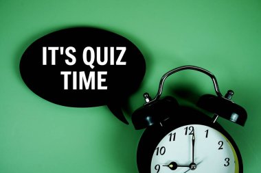 Konuşma baloncuğuyla ilgili Sınav Zamanı metni. Alarm saati yeşil arkaplanda.