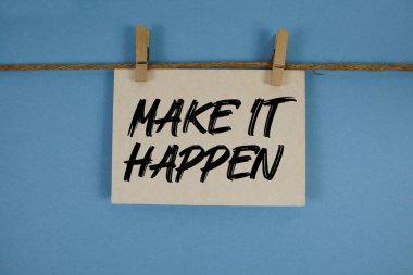 Kağıt kartla yazılmış, ip ve tahta raptiyeli bir metin olsun.