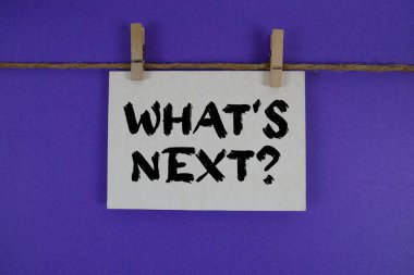 Sırada ne var? İp ve tahta raptiyeli kağıt kartla yazılmış metin