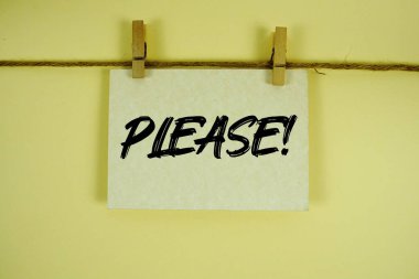 Ne olur! İp ve tahta raptiyeli kağıt kartla yazılmış metin