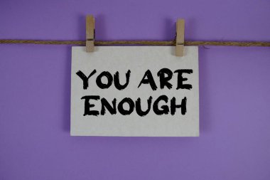 Kâğıt karta, ip ve tahta ataçla yazılmış yeterince metin var.