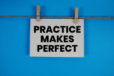 Pratik, kağıt kartlara halat ve tahta raptiyeyle yazılan İlerleme metnini oluşturur