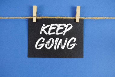 Kağıt karta ip ve tahta raptiyeyle yazı yazmaya devam et.