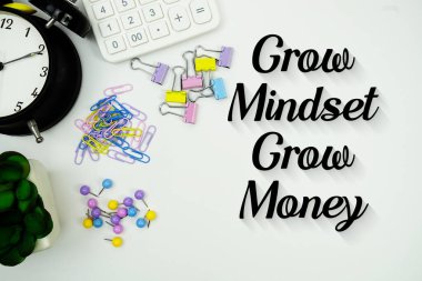 Hesap makinesi, alarm tıkırtısı ve beyaz arkaplan üzerindeki Kırtasiye ile Para Büyüt, Büyüt mesajı