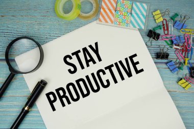 Not defterine yazılan ve büyüteç düzlüğü tahta zeminde olan verimli metni koru